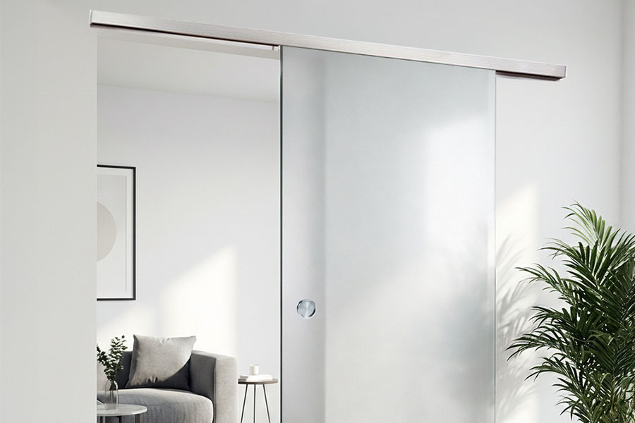 Moderne Glasschiebetür nach Maß im hellen Wohnraum